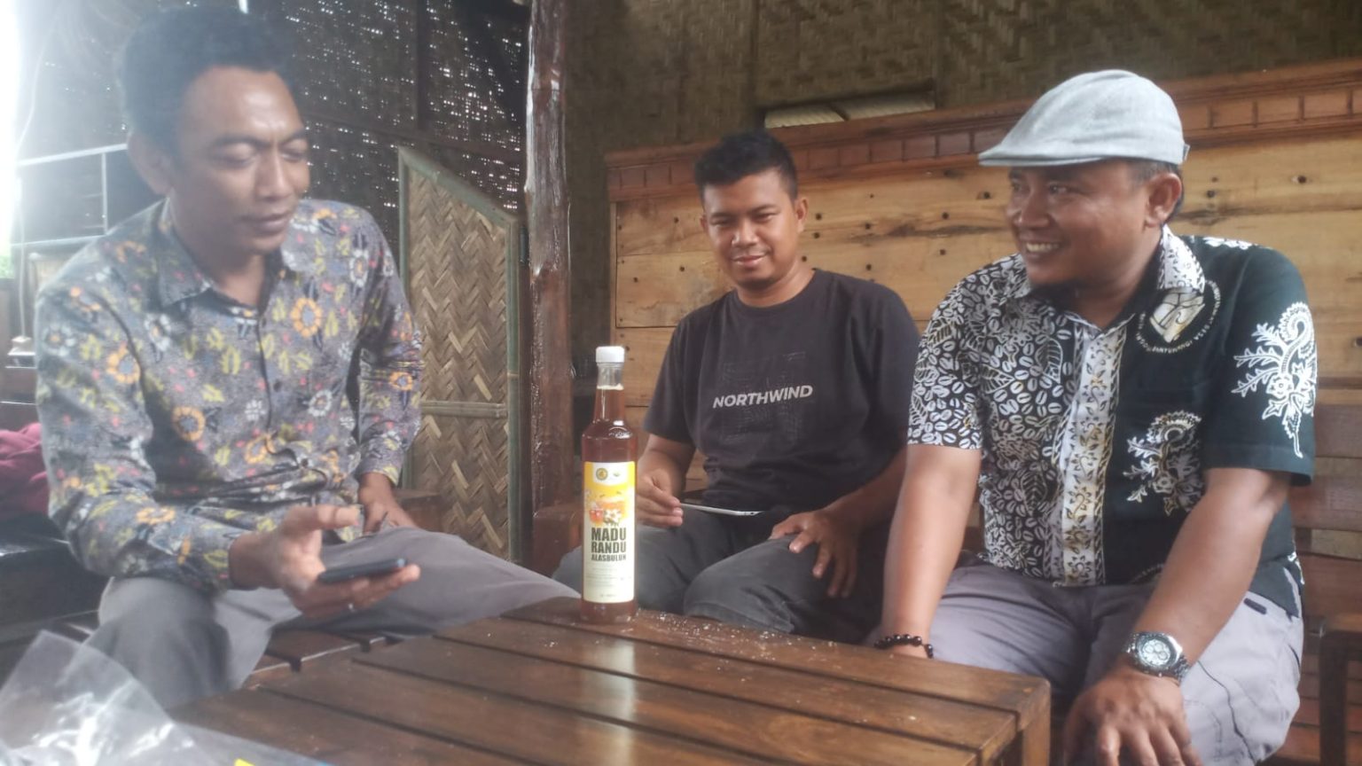 Madu Randu BUMDes ‘Randu Jaya’, Ikon Emas Desa Alasbuluh yang Siap Dongkrak Ekonomi Warga